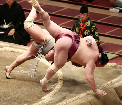 北勝富士対宝富士の取り直しとなった一番（撮影・丹羽敏通）