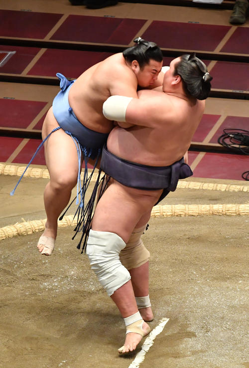 照ノ富士（右）は翔猿をつり出しで破る（撮影・柴田隆二）