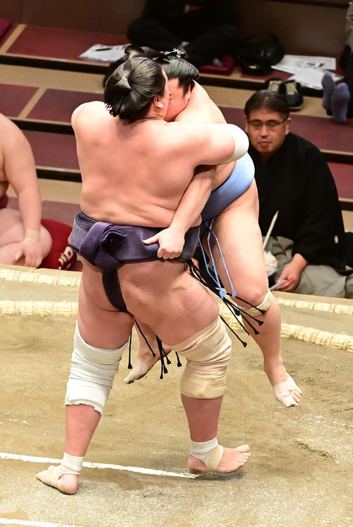 照ノ富士（左）は吊り出しで翔猿を破る（撮影・小沢裕）