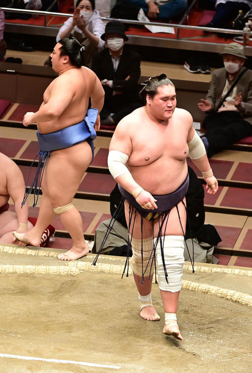 照ノ富士（右）は吊り出しで翔猿を破る（撮影・小沢裕）