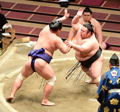 突き押しで妙義龍（左）を土俵際へ追い込む貴景勝（撮影・小沢裕）