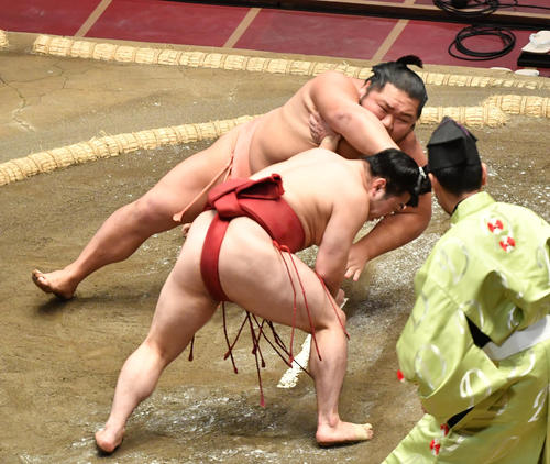 炎鵬（手前）は千代大龍を突き落としで破る（撮影・柴田隆二）