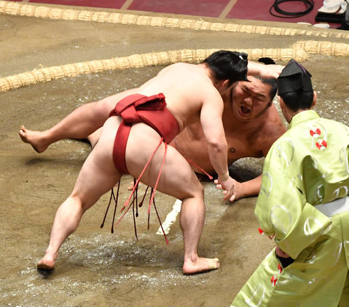 炎鵬（手前）は千代大龍を突き落としで破る（撮影・柴田隆二）