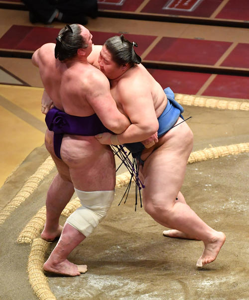 逸ノ城（右）は栃ノ心を寄り切りで破る（撮影・柴田隆二）