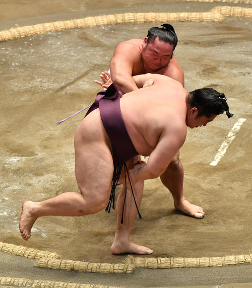 琴恵光（上）は遠藤を小手投げで破る（撮影・柴田隆二）