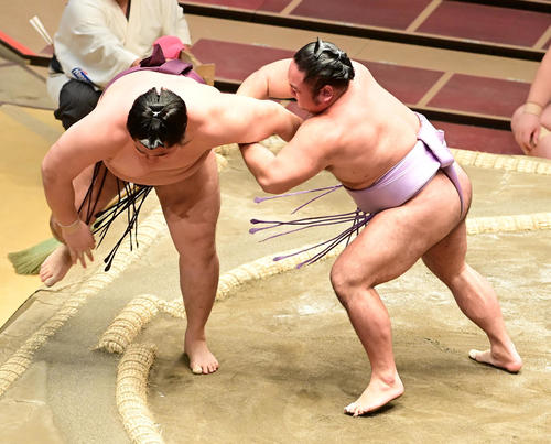 琴恵光は遠藤（左）を小手投げで破る（撮影・小沢裕）