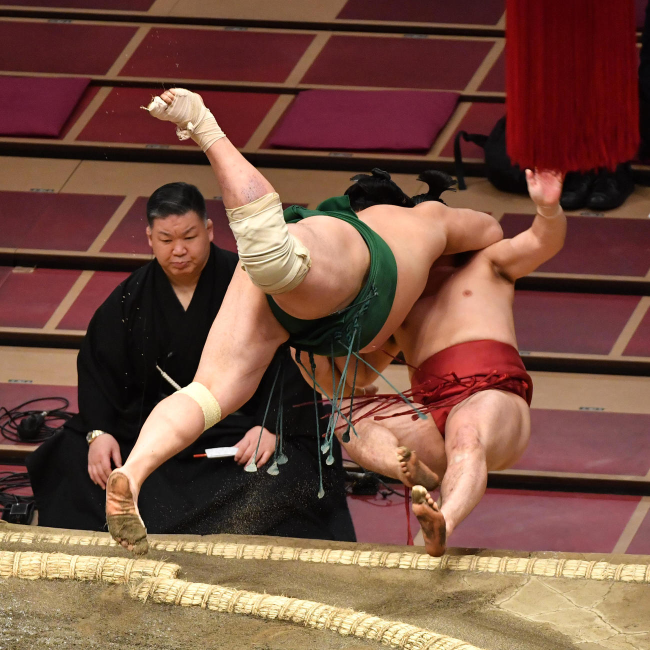 佐田の海（上）は炎鵬を寄り切りで破る（撮影・柴田隆二）