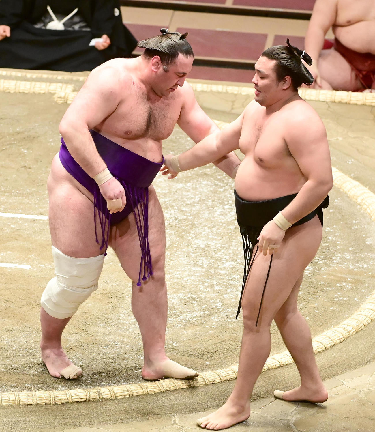 栃ノ心は霧馬山（右）を寄り切りで破る（撮影・小沢裕）