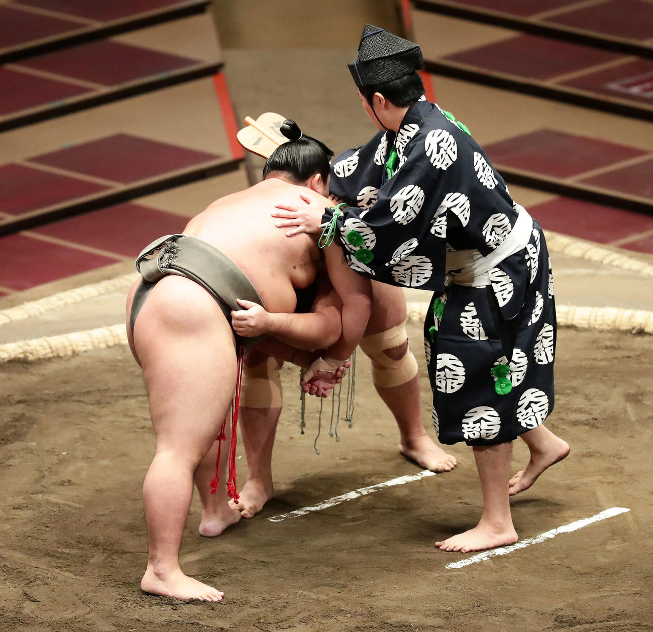幕下の北大地－千代の勝戦は長時間の一番となって行司木村悟志が取り組みを止めた（撮影・丹羽敏通）