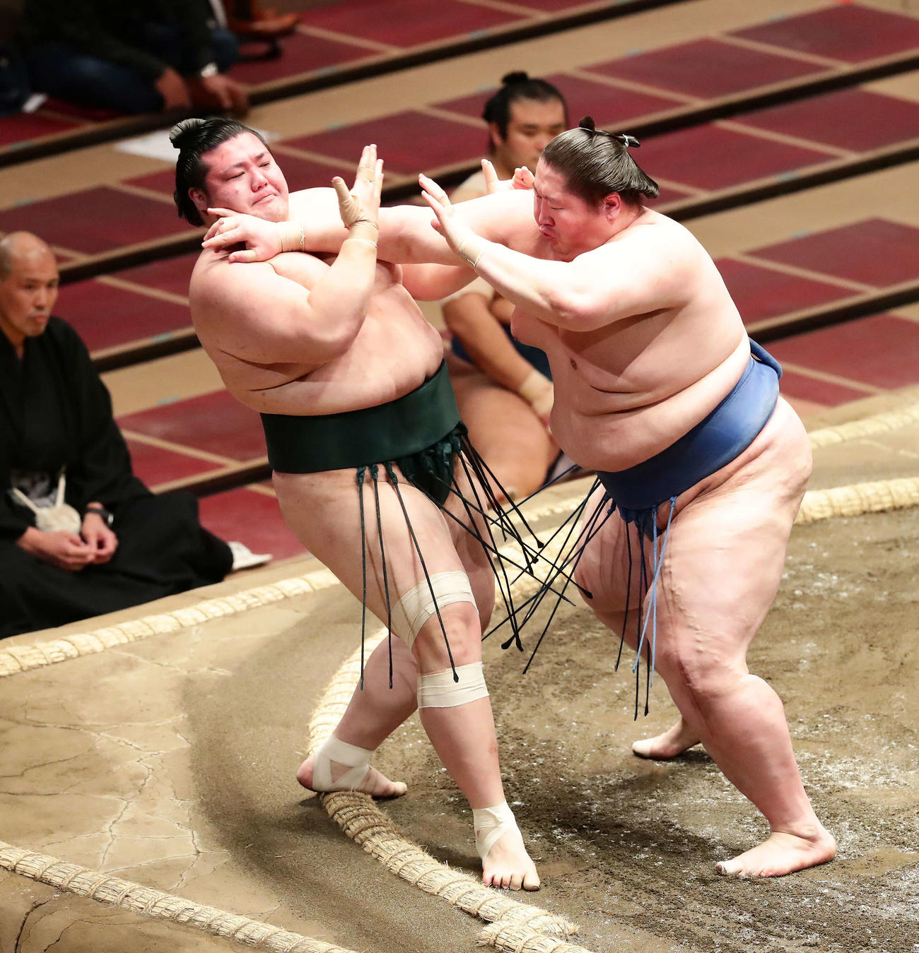 豊山（左）を押し出しで破った逸ノ城（撮影・丹羽敏通）
