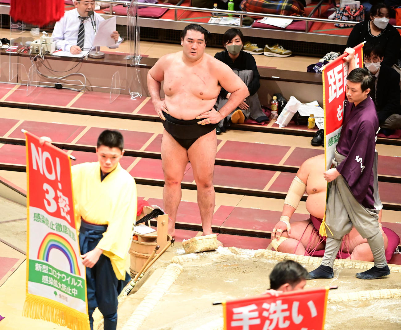 2敗を死守した竜電は審判交代の間に土俵をまわる東京都の新型コロナウイルス感染対策を呼び掛ける幕に目を見張る（撮影・小沢裕）