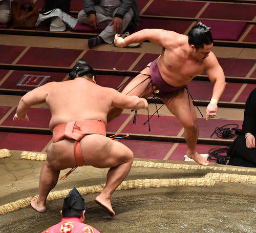 千代大龍（左）は石浦を突き出しで破る（撮影・柴田隆二）