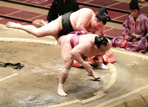 宝富士（手前）を送り倒しで破った竜電（撮影・丹羽敏通）