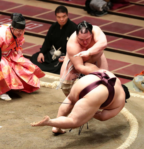 遠藤（手前）を突き落としで破った北勝富士（撮影・丹羽敏通）