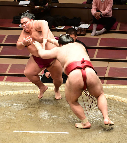 高安（右）に土俵際へ追い込まれる御嶽海（撮影・小沢裕）