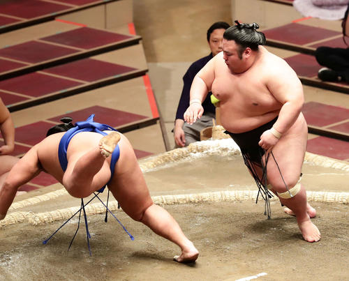 琴勝峰（左）を突き落としで破った貴景勝（撮影・丹羽敏通）