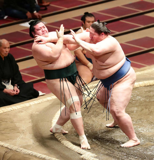 豊山（左）を押し出しで破った逸ノ城（撮影・丹羽敏通）