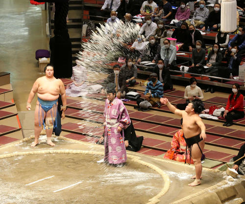 高々と塩をまく照強（右）（撮影・丹羽敏通）