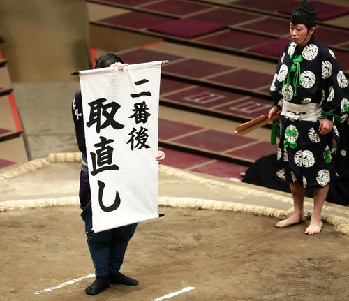 幕下の北大地－千代の勝戦は二番後取り直しとなった。行司木村悟志（撮影・丹羽敏通）