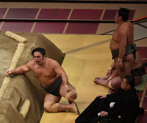 大相撲11月場所11日目　二番後、取り直しで千代の勝（左）が北大地を上手投げで破るも疲労困憊（こんぱい）の表情（撮影・柴田隆二）