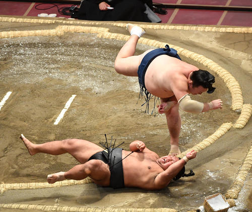 勢（上）は松鳳山を小手投げで破る（撮影・柴田隆二）