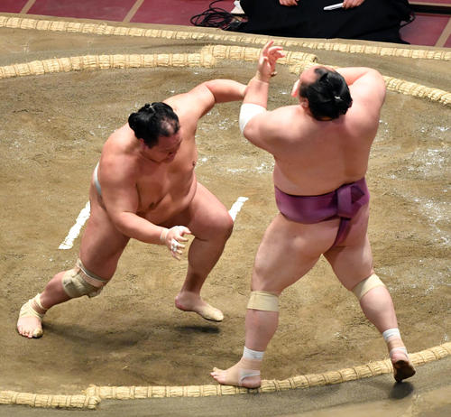 北勝富士 肺がやられた 取り直しで意地の押し出し 大相撲写真ニュース 日刊スポーツ