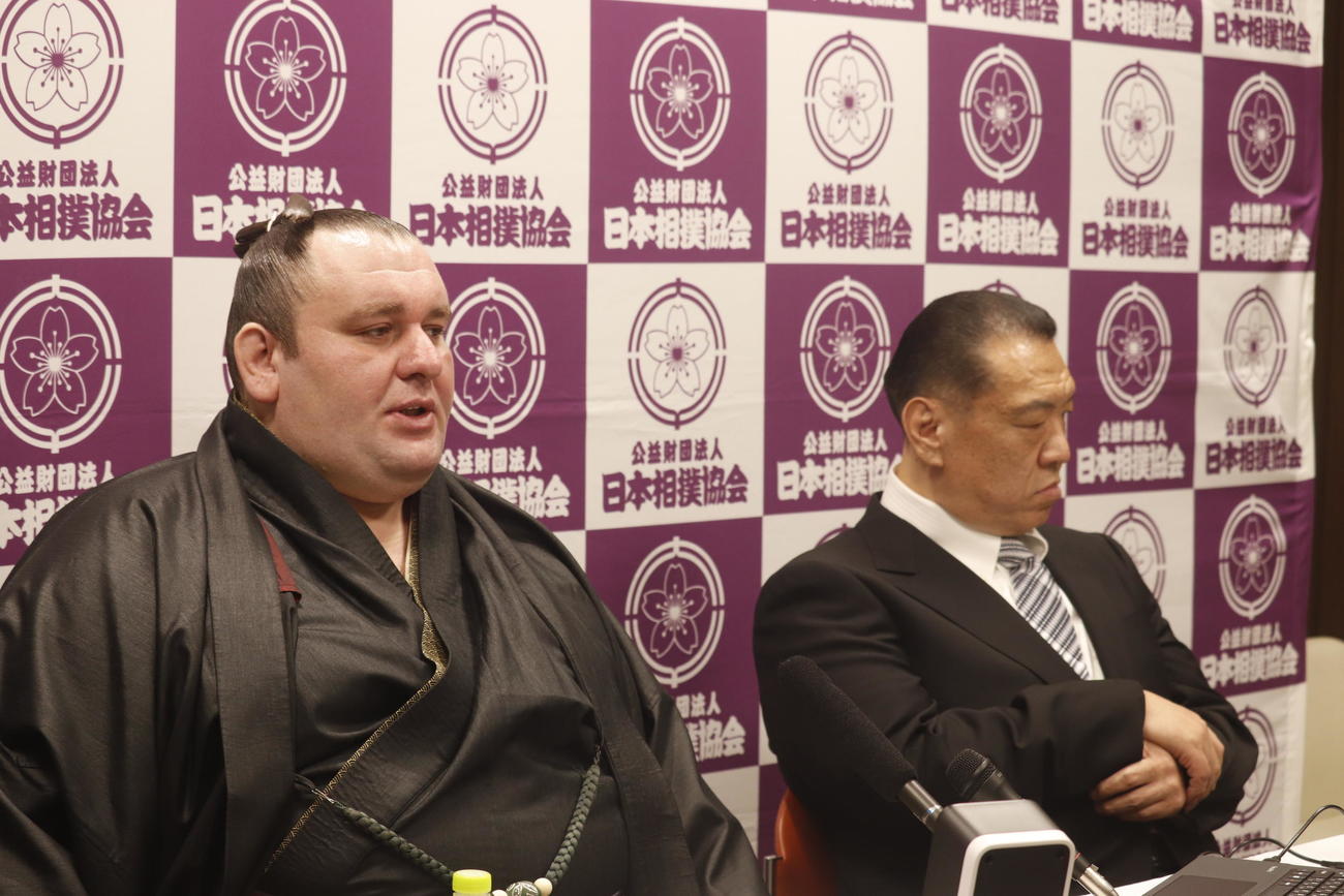 引退会見に臨んだ元小結臥牙丸（左）と師匠の木瀬親方