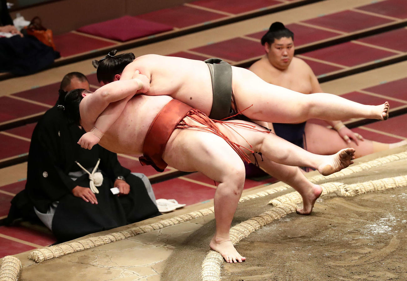 貴源治を寄り倒しで破った納谷（撮影・丹羽敏通）