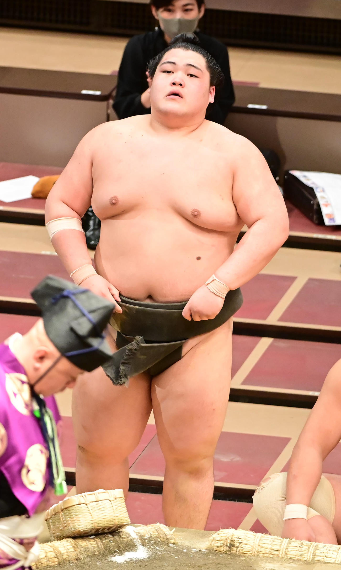 貴源治を寄り倒しで破った納谷は土俵下でまわしを直す（撮影・小沢裕）