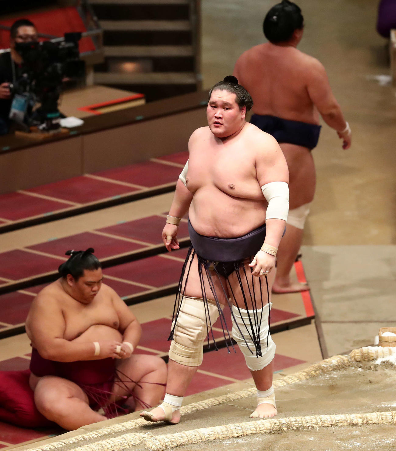 妙義龍を破った照ノ富士（撮影・丹羽敏通）