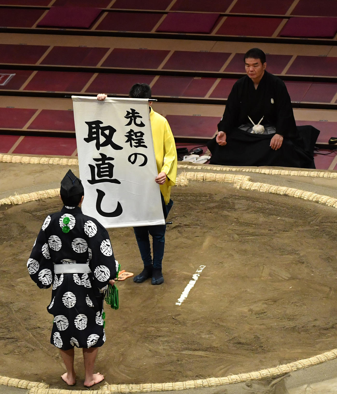 二番後、北大地と千代の勝の「先程の取直し」の幕が掲げられた（撮影・柴田隆二）