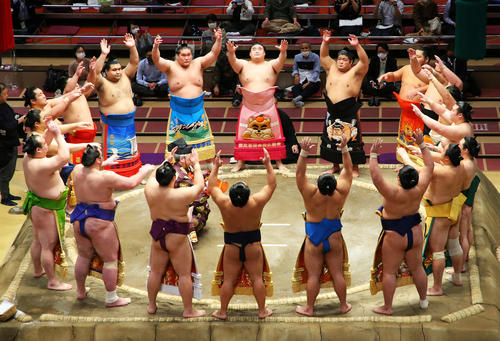 大相撲11月場所12日目の幕内土俵入り(撮影・河田真司)