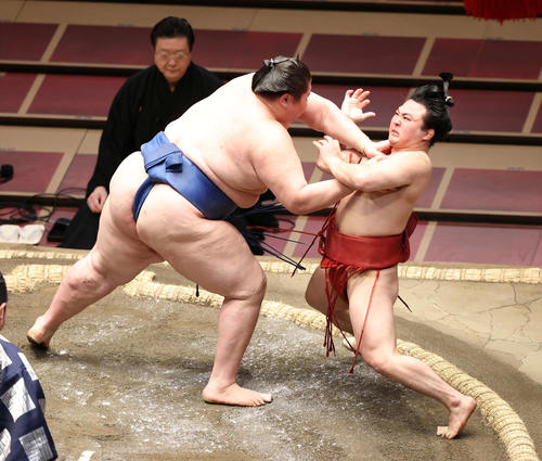逸ノ城(左)に突き倒しで敗れる炎鵬(撮影・鈴木正人)