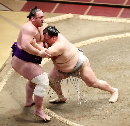 栃ノ心(左)を寄り切りで破る北勝富士(撮影・鈴木正人)