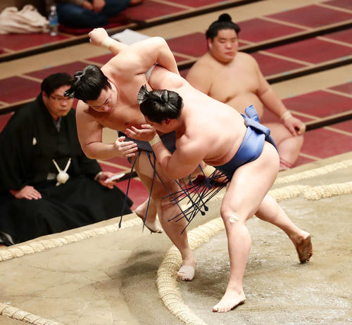 翔猿(左)を寄り倒しで破った若隆景(撮影・丹羽敏通)