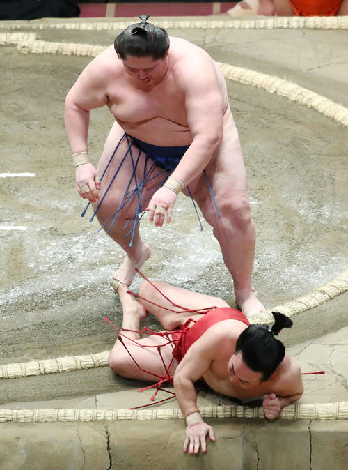 炎鵬(下)を突き倒しで破る逸ノ城(撮影・河田真司)