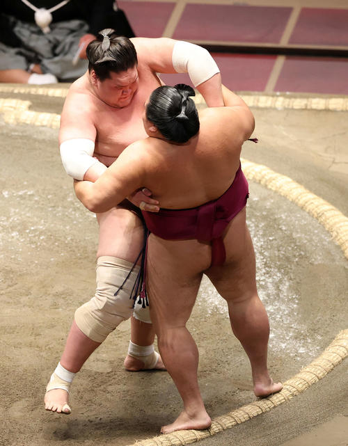 御嶽海(右)を寄り切りで破る照ノ富士(撮影・鈴木正人)