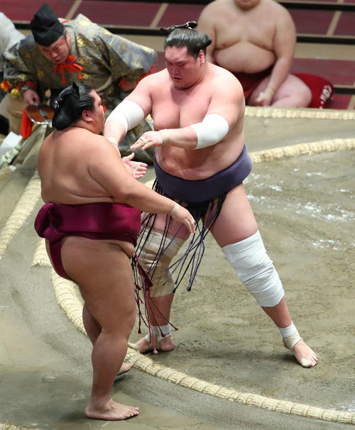 御嶽海(左)を寄り切りで破る照ノ富士(撮影・河田真司)