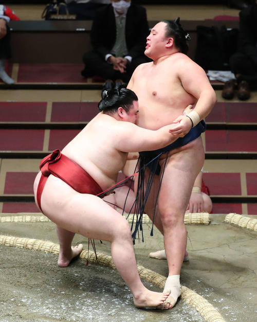 玉鷲(右)を寄り切りで破る隆の勝(撮影・河田真司)