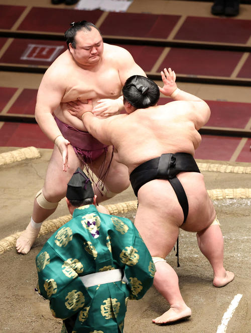 宝富士(左)を突き出しで破る貴景勝(撮影・鈴木正人)
