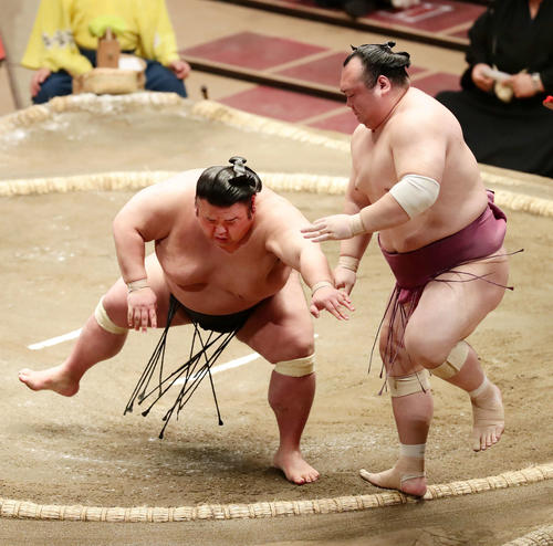 宝富士(右)を突き出しで破って1敗を守った貴景勝(撮影・丹羽敏通)