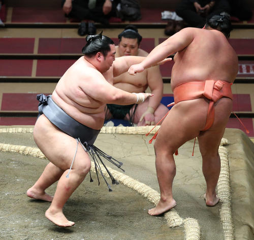 千代大龍(右)を押し出しで破る徳勝龍(撮影・河田真司)