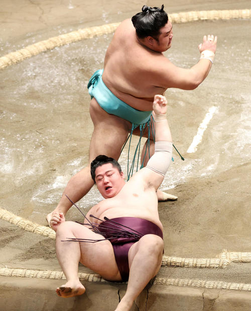 遠藤(下)を寄り倒しで破る天空海(撮影・鈴木正人)