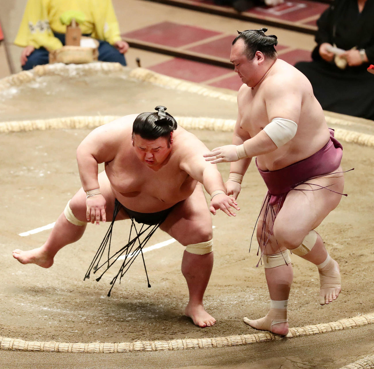 宝富士（右）を突き出しで破って1敗を守った貴景勝（撮影・丹羽敏通）