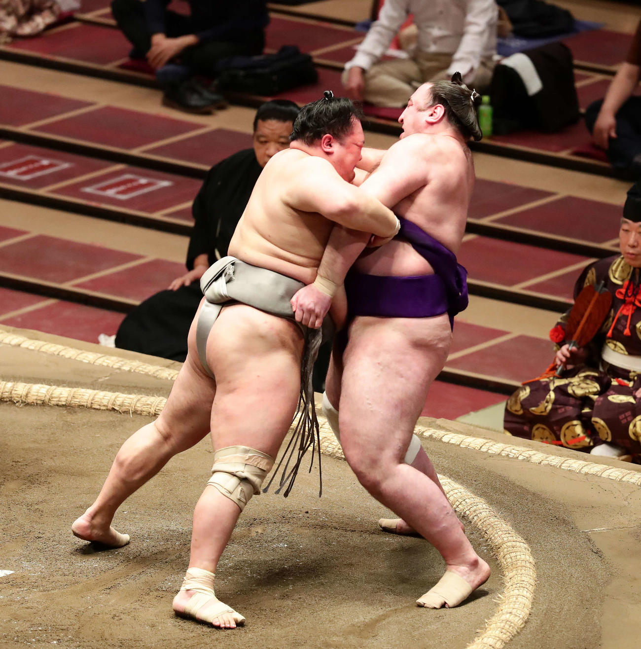 栃ノ心（右）を寄り切りで破った北勝富士（撮影・丹羽敏通）