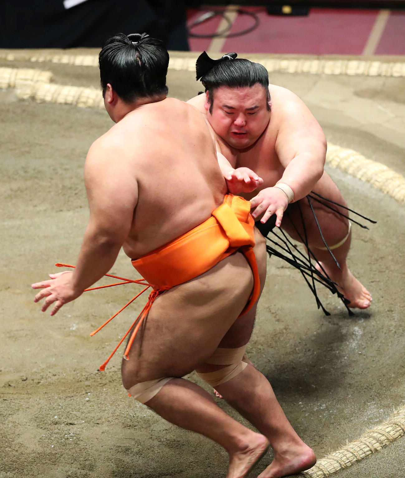 志摩ノ海（左）を押し出しで破り、1敗を守る貴景勝（撮影・河田真司）