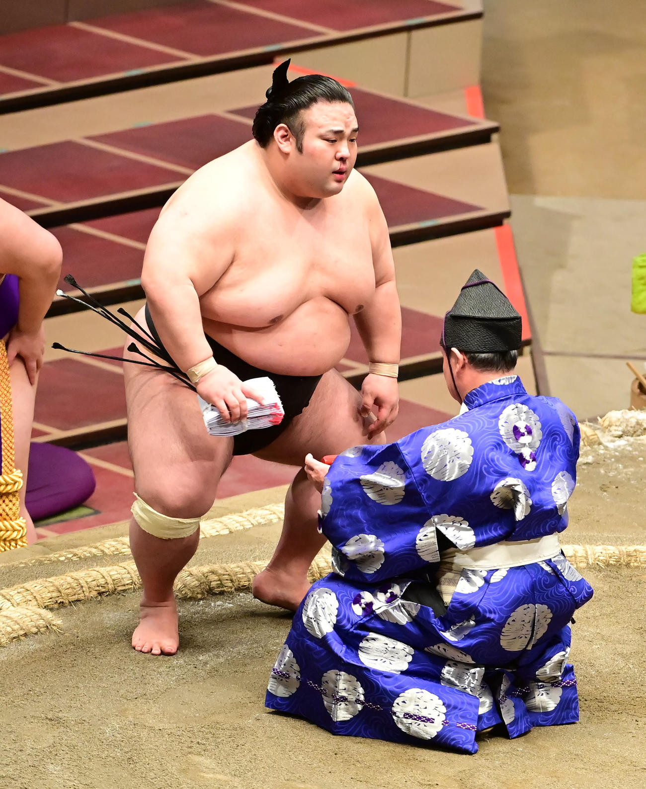 1敗を死守した貴景勝は懸賞の束を手にする（撮影・小沢裕）
