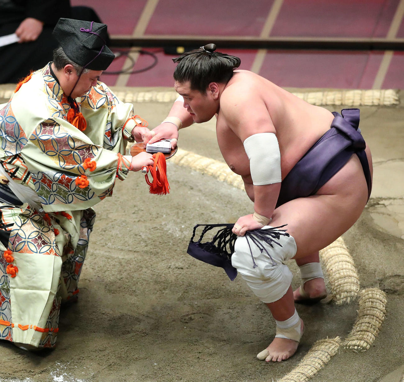 竜電を破り、懸賞金の束を手にする照ノ富士（撮影・河田真司）