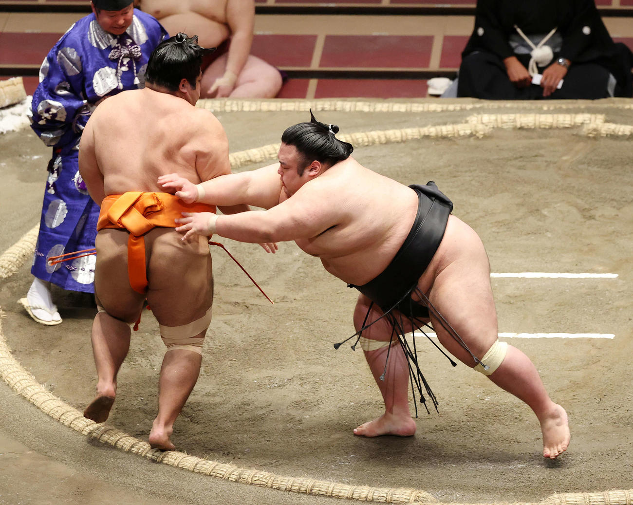 志摩ノ海（左）を押し出しで破る貴景勝（撮影・鈴木正人）