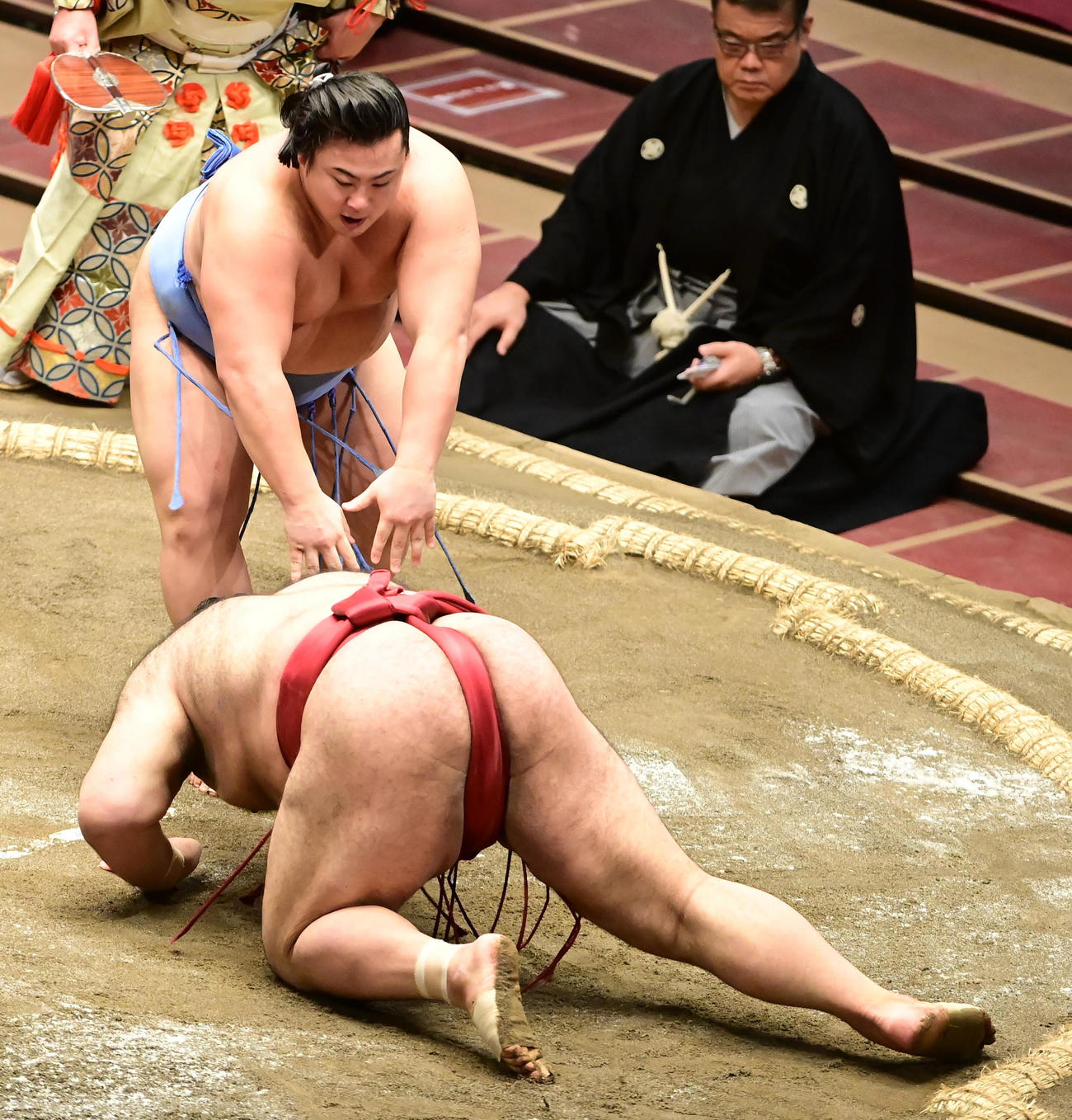 翔猿（左）は蹴返しで高安を破る（撮影・小沢裕）